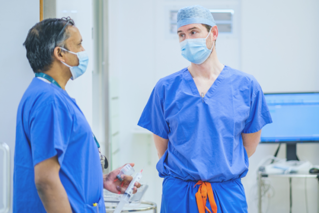 Mako Robotic Arm Assisted Knee Surgery Or Bespoke Custom Made Knee Implants Consultant Orthopaedic Surgeons discussing case