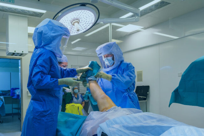 Mako Joint Replacement – Where to Find More Information Mr Carrothers from Carrothers Orthopaedics performing Mako Robotic Knee Replacement Surgery on patient